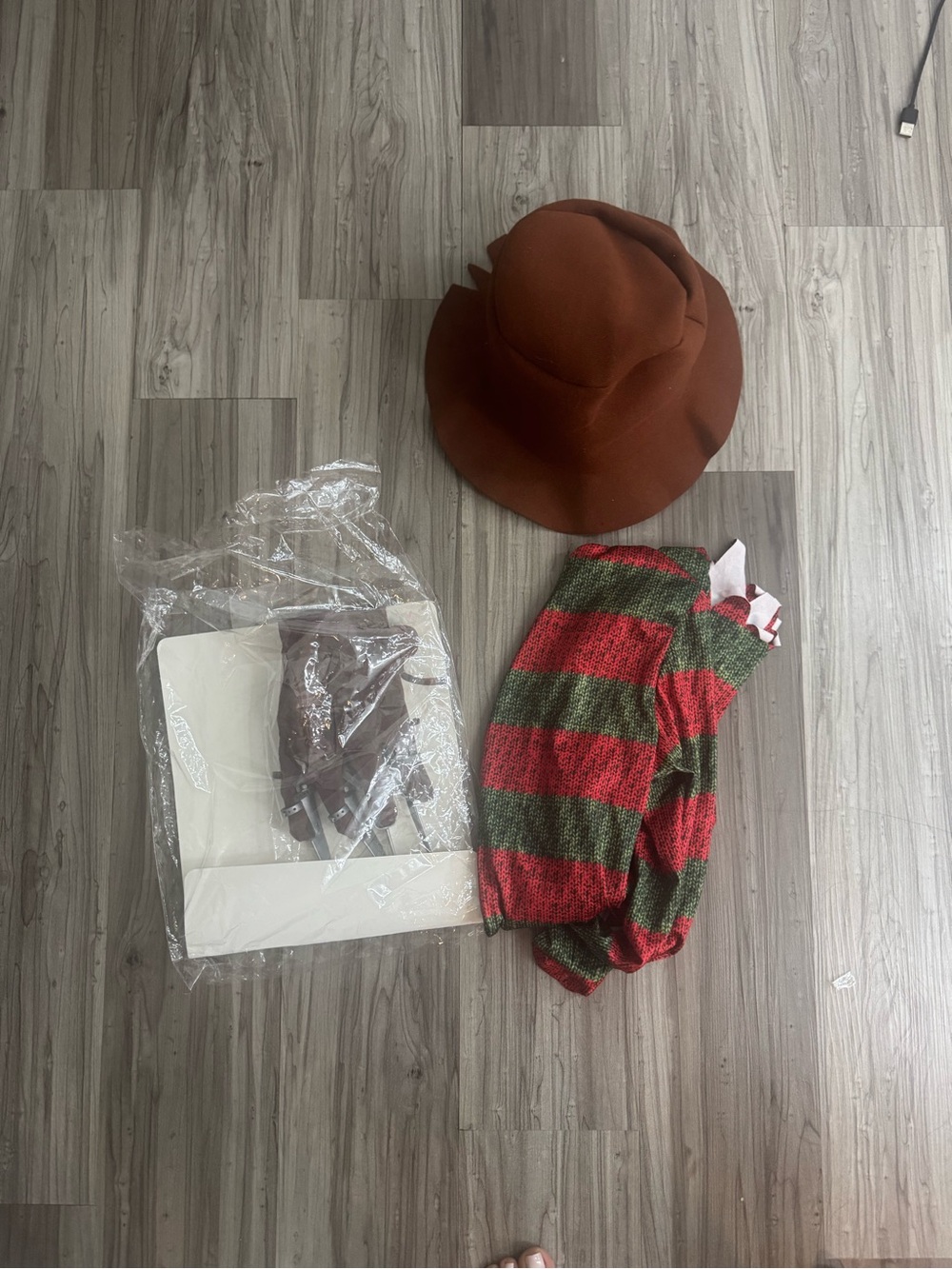 In Your Dreams 3 Piece Costume - Freddy Krueger costume small - Picture 7 of 7
